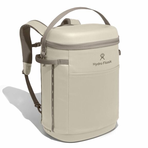 carryouttm-backpack-22-l-g9 18pco114-carryout-backpack-22l-oat-angled_1.jpg