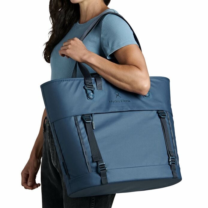 carryouttm-soft-cooler-tote-30-l-q9 250815_hydro_s26_hb_14614_2.jpg