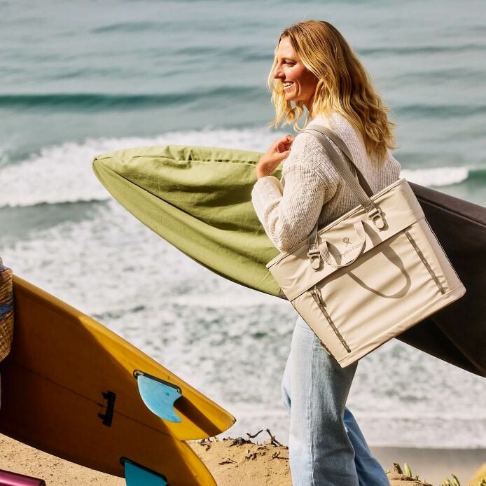 carryouttm-soft-cooler-tote-20-l-b8 hf_carryout_bouwer_d1_l1_torrey_pines_lifestyle_1142_1_1.jpg