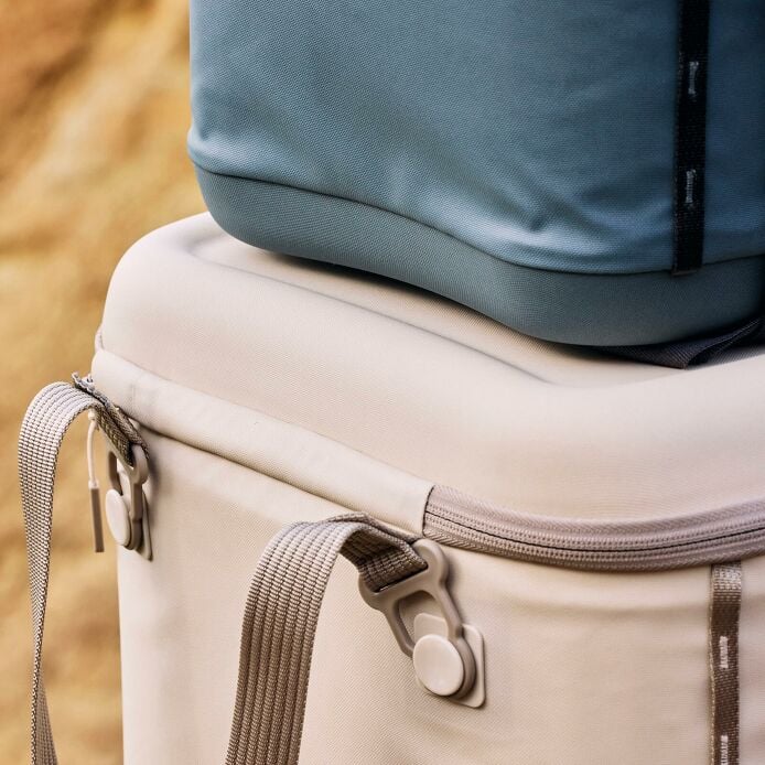 carryouttm-soft-cooler-15-l-v1 hf_carryout_bouwer_d1_l1_torrey_pines_still_life_0381_6.jpg