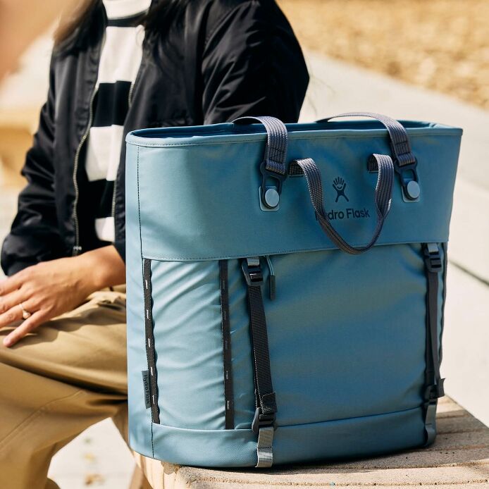 carryouttm-soft-cooler-tote-30-l-q9 hf_carryout_bouwer_d2_l2_parking_soccer_1930_1_1.jpg