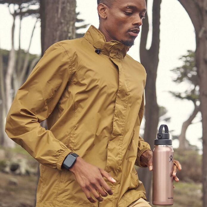 32-oz-lightweight-chug-cap-bottle-y2 hf_s26_lightweight_mcinnis_6206_1_2.jpg