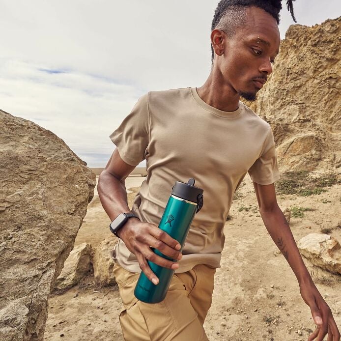 24-oz-lightweight-flex-straw-bottle-l0 hf_s26_lightweight_mcinnis_6828_4.jpg